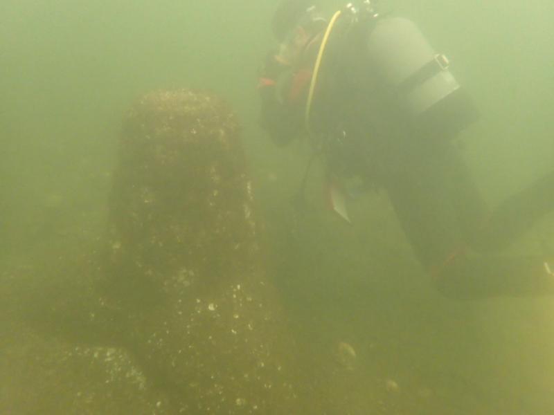 テトラポットとダイバー