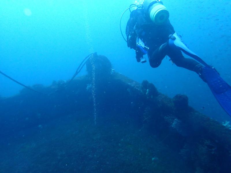 沈船の船首とヒビキさん
