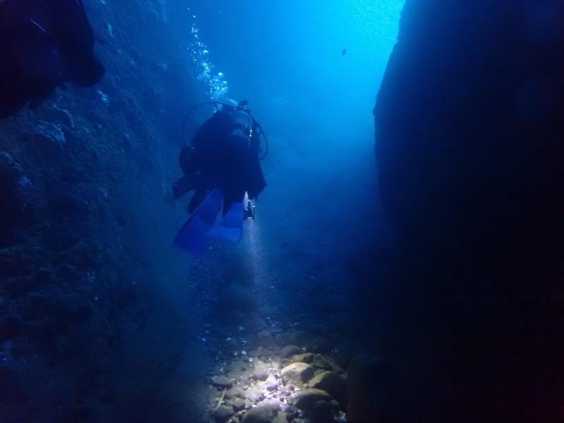洞窟とダイバー