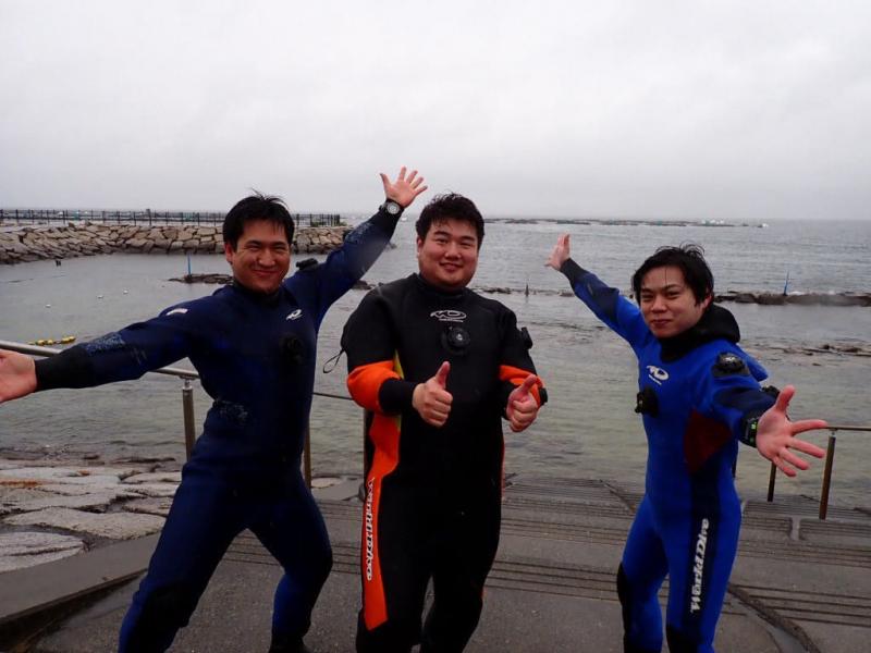 初日　雨風強し